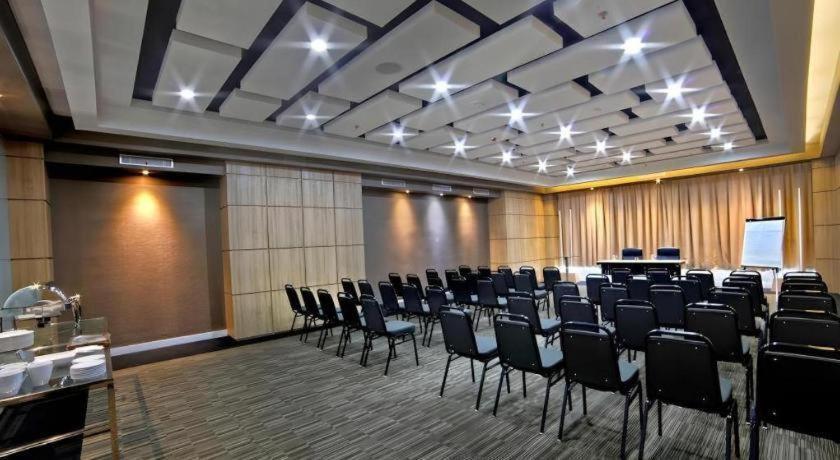 Brits Hotel Karawang Buitenkant foto