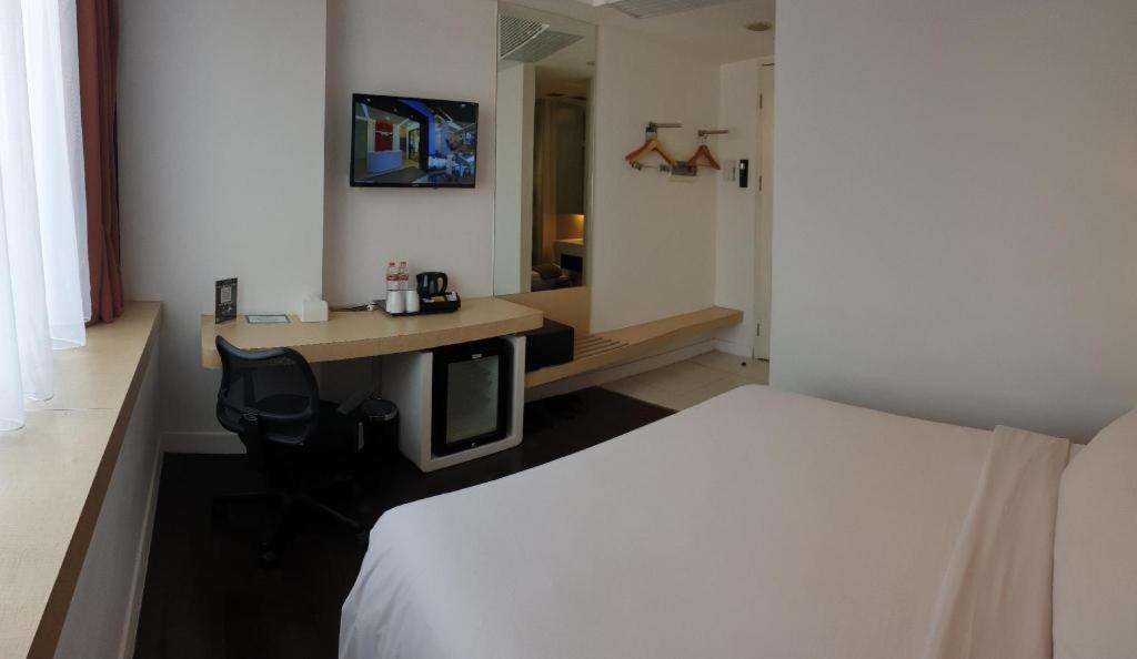 Brits Hotel Karawang Buitenkant foto