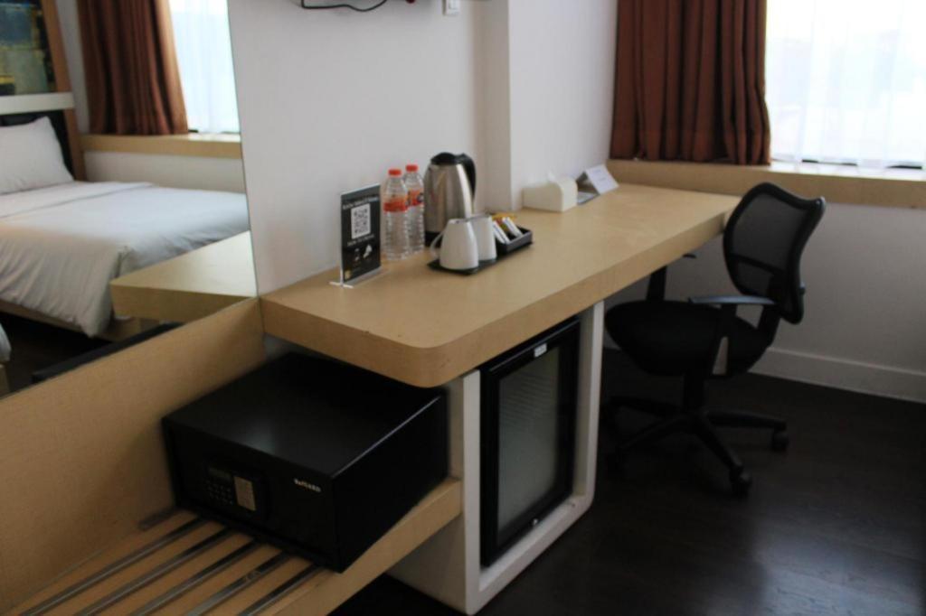 Brits Hotel Karawang Buitenkant foto