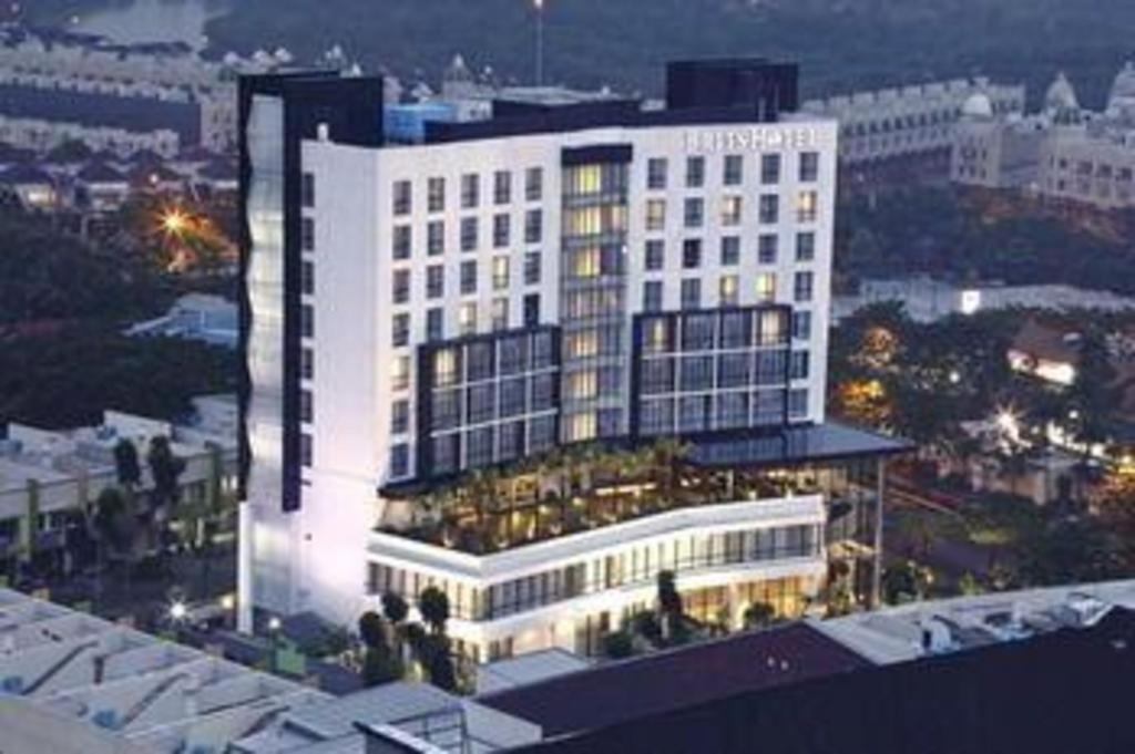 Brits Hotel Karawang Buitenkant foto
