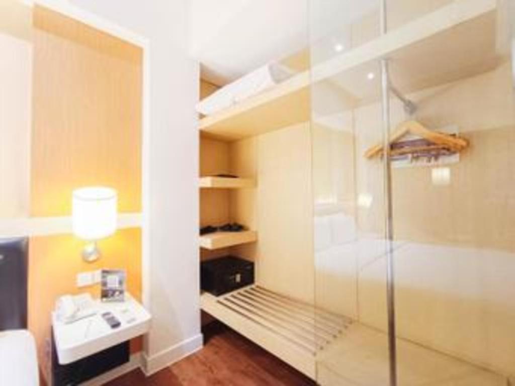 Brits Hotel Karawang Buitenkant foto