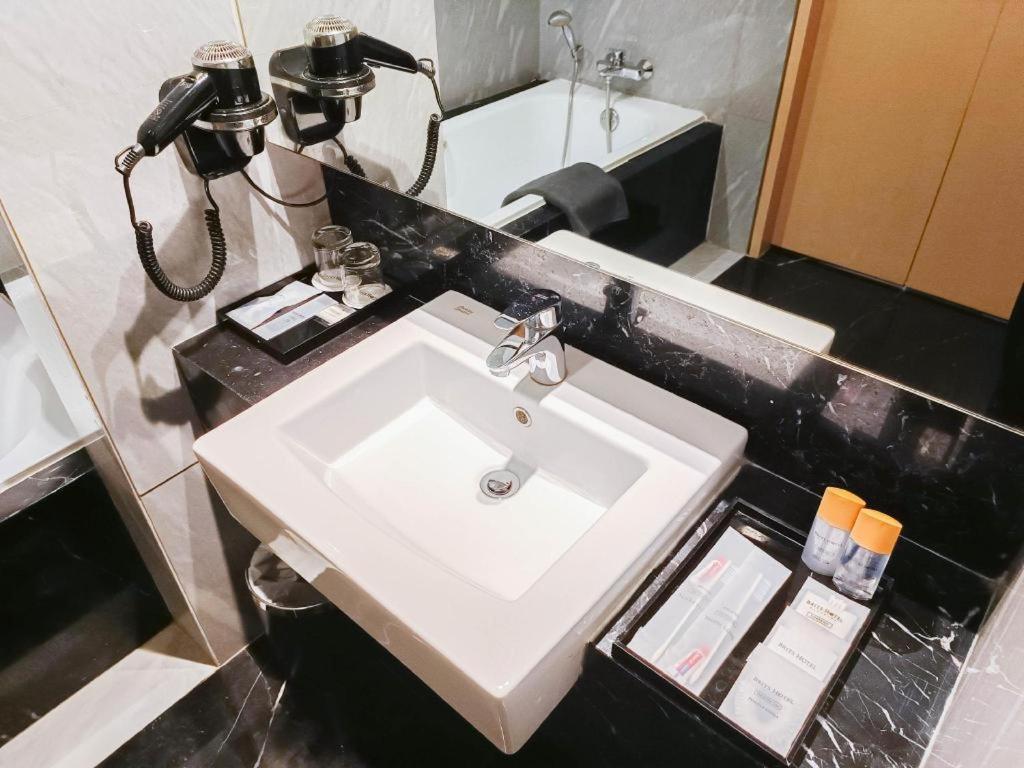 Brits Hotel Karawang Buitenkant foto